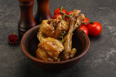 Tatlı ve baharatlı soslu tavşan yahnisi.