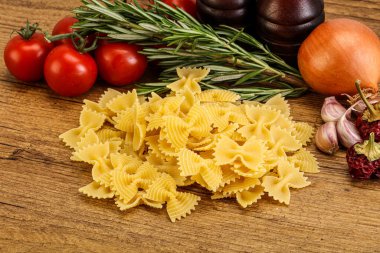 Çiğ İtalyan statü buğday farfalle makarna pişirmek için