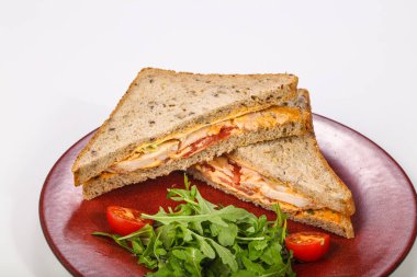 Tavuk göğsü, sos ve peynirli sandviç.