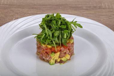 Çiğ ton balığı, baharatlı Tatar atıştırmalığı.