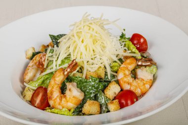 Karides, domates ve peynirli Sezar salatası.