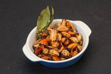 Kasede baharatlı midye turşusu.