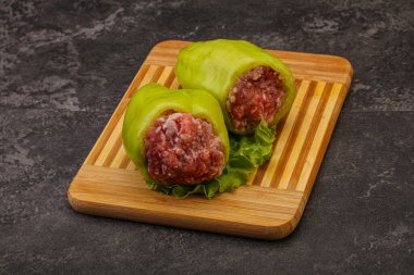 Pişirmek için çiğ biber ve et.