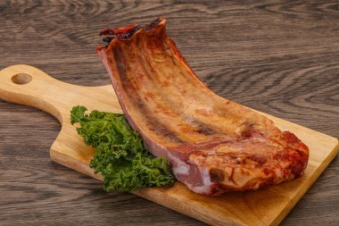 Baharatlı ve otlu domuz pirzolası.