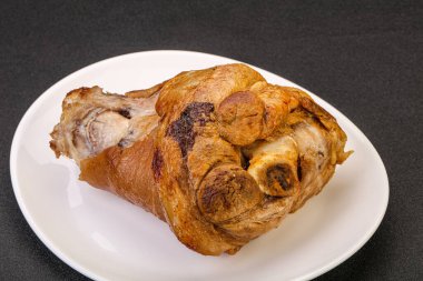 Baharatlı ve otlu domuz budu.