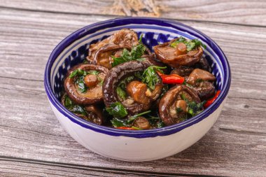 Baharatlı ve otlu terbiye edilmiş Shiitake mantarı.