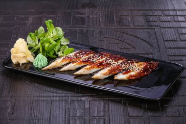 Dilimlenmiş yılan balıklı Japon mutfağı.
