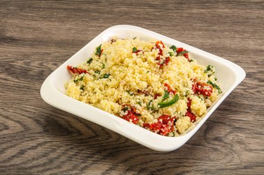 Vejetaryen yemeği - sebzeli kuskus ve maydanoz.