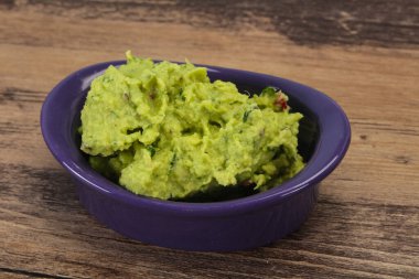 Acı biberli baharatlı avokado sosu.