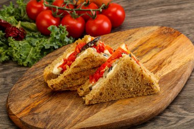 Patlıcanlı ve peynirli vejetaryen sandviçi.