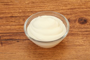 Süt ekşi krema kasede