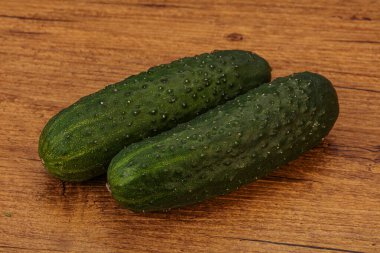 Arka planda iki salatalık var.