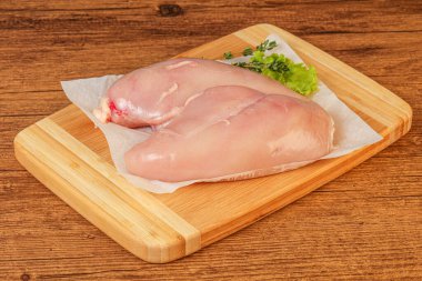 Pişirmek için çiğ tavuk göğsü.