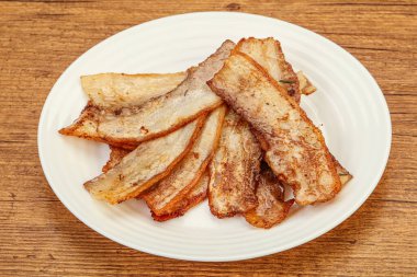 Kızarmış domuz pastırması tabakta.