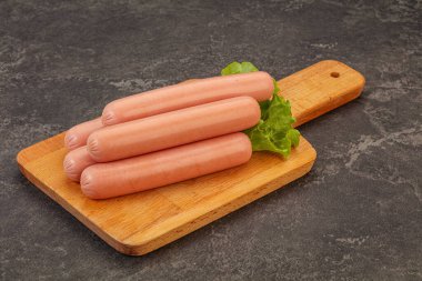 Lezzetli et sosisleri güverteye yığılmış.