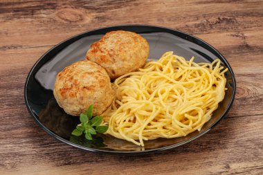 Peynirli spagetti ve ev yapımı tavuk pirzolası.