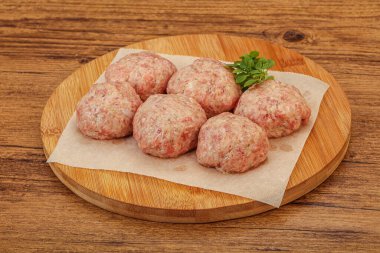 Yemek pişirmek için çiğ hindi köftesi.