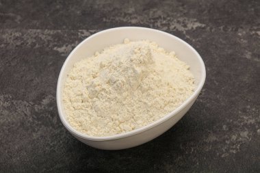 Buğday unu kasede yemek pişirmek için.