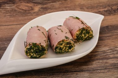 Peynirli ve sarımsaklı jambonlu sandviç.