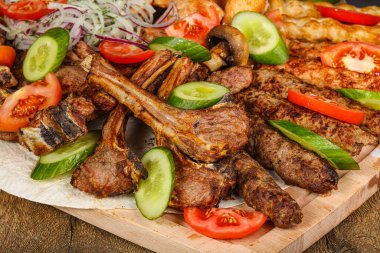 Izgara et, barbekü ve sebze karışımı. 