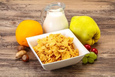 Mısır gevreği, meyve ve sütle kahvaltı