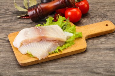 Pişirmek için çiğ pangasius fileto balığı.