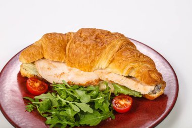 Tavuk göğsü ve roka ile taze kruvasan.