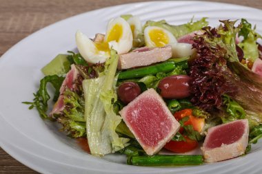 Kızarmış ton balıklı Nicoise salatası.