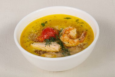 Somon, domates ve karidesli balık çorbası