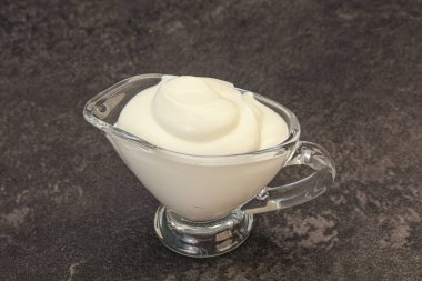 Süt ekşi krema kasede