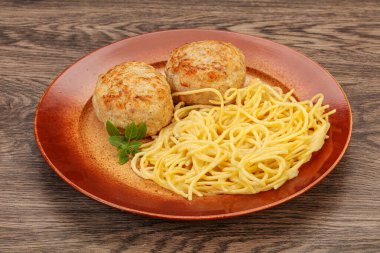 Peynirli spagetti ve ev yapımı tavuk pirzolası.
