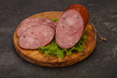 Baharatlı ve otlu füme jambon.