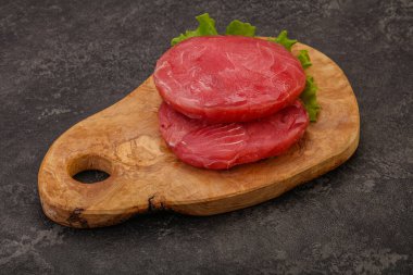 Izgara için çiğ ton balığı bifteği.