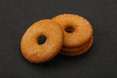 Tatlı ve çıtır çıtır zencefilli kurabiye yığını