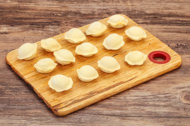 Pişirmek için çiğ etli börek.