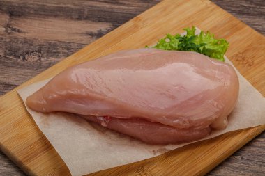 Pişirmek için çiğ tavuk göğsü.