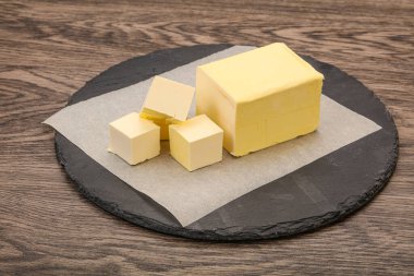 Sütlü doğal sarı tereyağı.