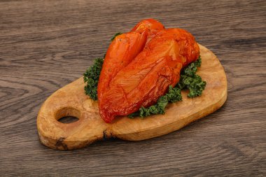 Baharatlı ve otlu füme tavuk göğsü.