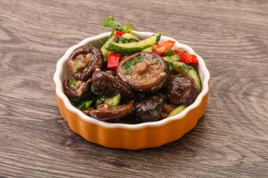 Baharatlı ve otlu terbiye edilmiş Shiitake mantarı.