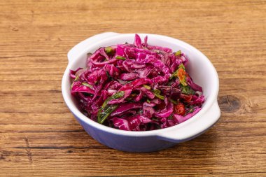 Bitki ve baharatlı kırmızı lahana turşusu