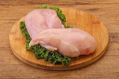 Pişirmek için iki çiğ tavuk göğsü