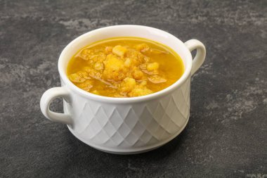 Füme et ve sebzeli bezelye çorbası.