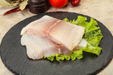 Pişirmek için çiğ pangasius fileto balığı.