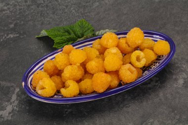 Tatlı, olgun, yapraklı sarı ahududu.