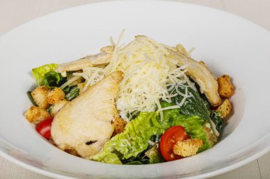 Geleneksel Sezar salatası, tavuk ve kiraz domatesli.