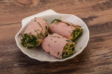 Peynirli ve sarımsaklı jambonlu sandviç.