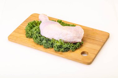 Pişmemiş tavuk budu pişirmek için.