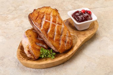 Kızarmış ördek göğsü ve çilek sosu. 