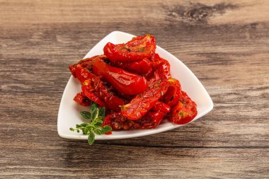 Zeytinyağlı, güneşte kurutulmuş domates, otlar ve baharatlar.