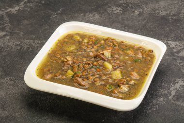 Geleneksel tavuk ve sebzeli mercimek çorbası.